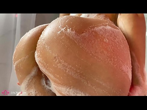 ❤️ Brunette په شاور کې د شدید orgasm لپاره د وایبرټر سره بلی مشت زنی کوي ❤️ مقعد ویډیو